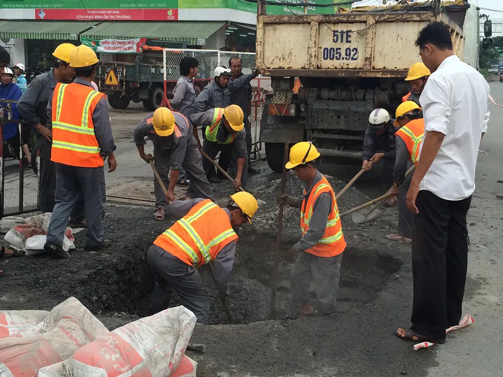 Lực lượng chức năng nhanh chóng có mặt tiến hành khắc phục sự cố hố "tử thần".